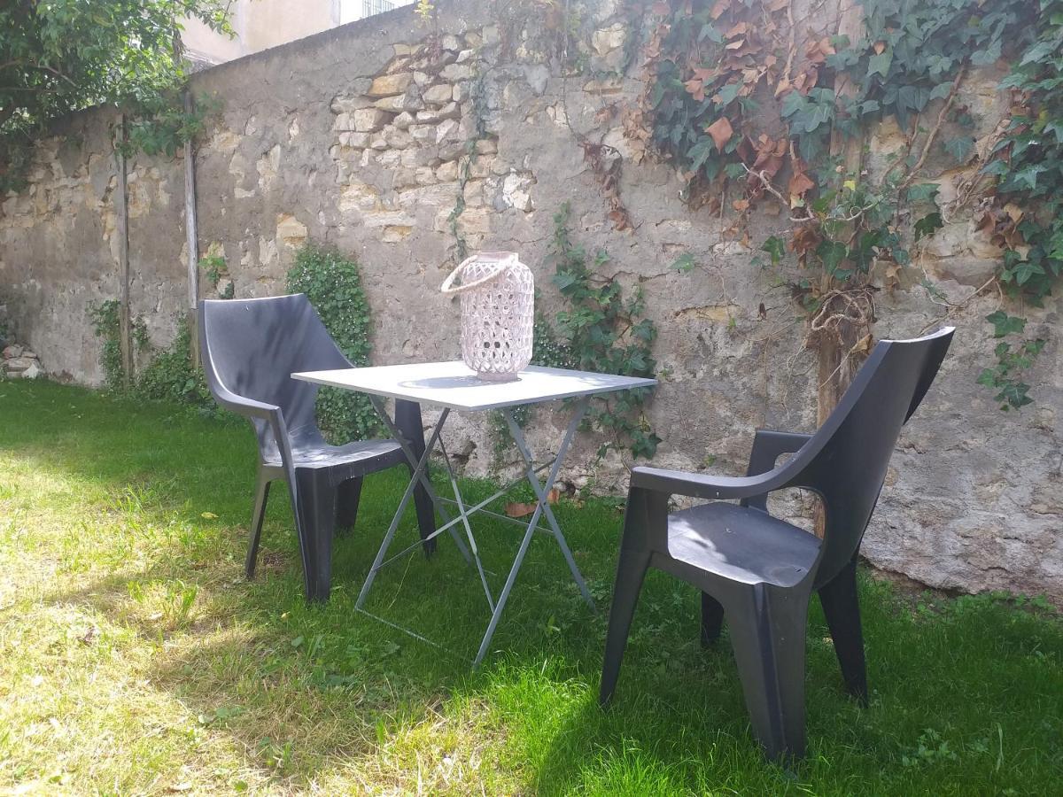 Les Volets Bleus - Deux Appartements Et Un Studio, Jardin Bourges Bagian luar foto