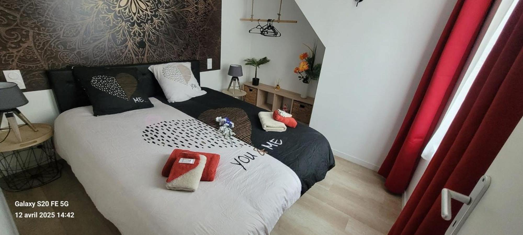 Les Volets Bleus - Deux Appartements Et Un Studio, Jardin Bourges Bagian luar foto